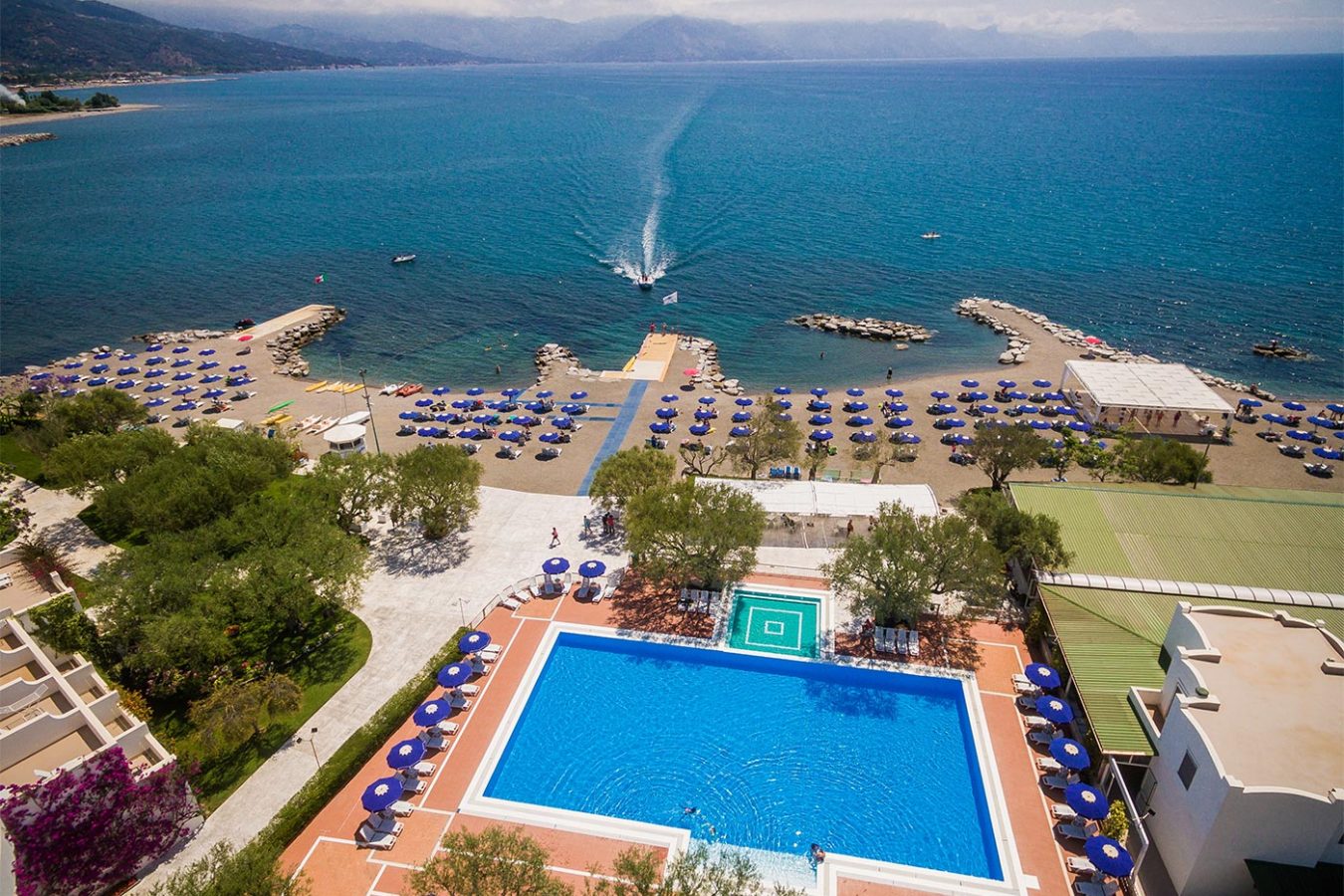 "Vista panoramica di Hotel Torre Oliva sul mare, con piscina e spiaggia privata nel Golfo di Policastro. La meta ideale per le tue vacanze in Cilento."